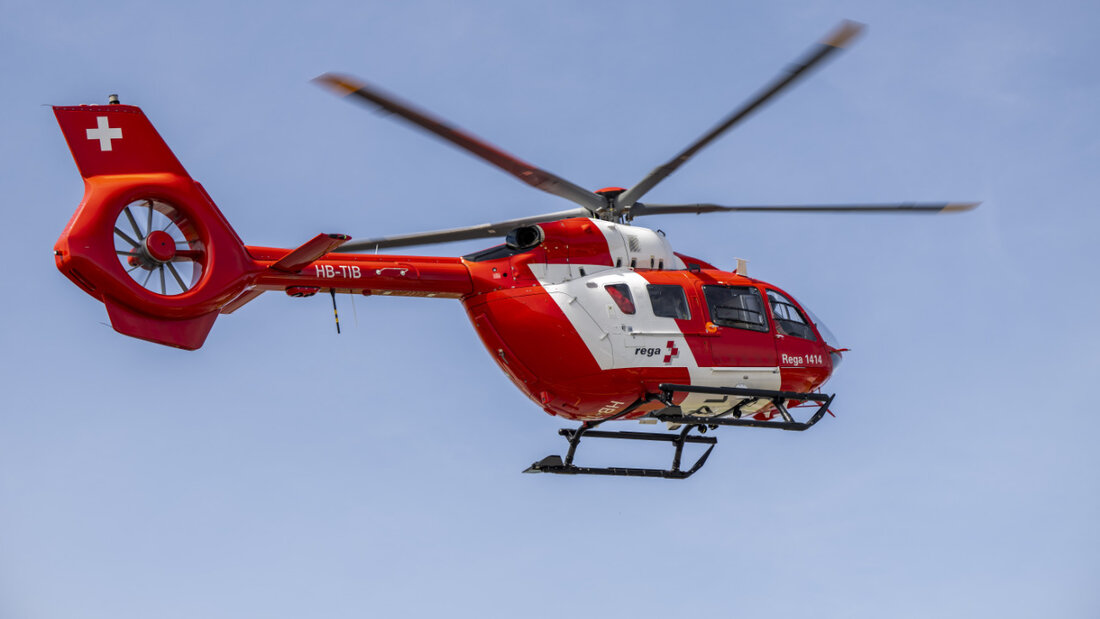 Die Rega flog den verunglückten Gleitschirmpiloten ins Spital. (Symbolbild) 20260325090310463.jpg