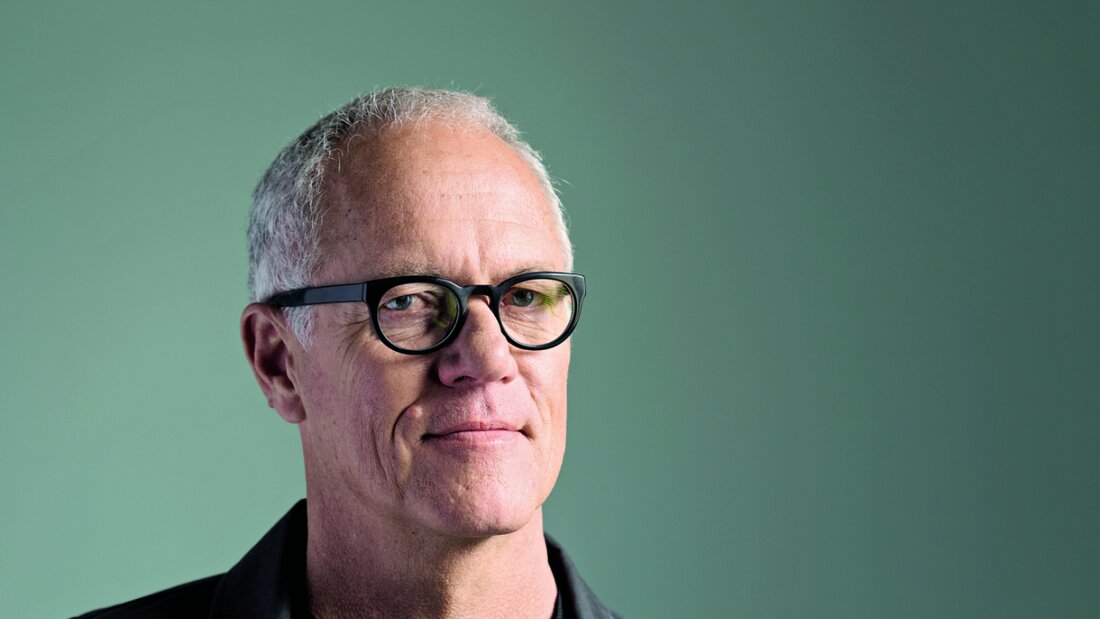 Der Autor, Journalist und Podcaster Christoph Keller entwirft in seinem Roman "Nennt mich Wellenkamm" eine Welt nach dem Klimakollaps. Mit Fachwissen zu den globalen Folgen der Erderwärmung und inspiriert von der Lebensweise indigener Völker blickt er in eine positive Zukunft. 20260513063020141.jpg