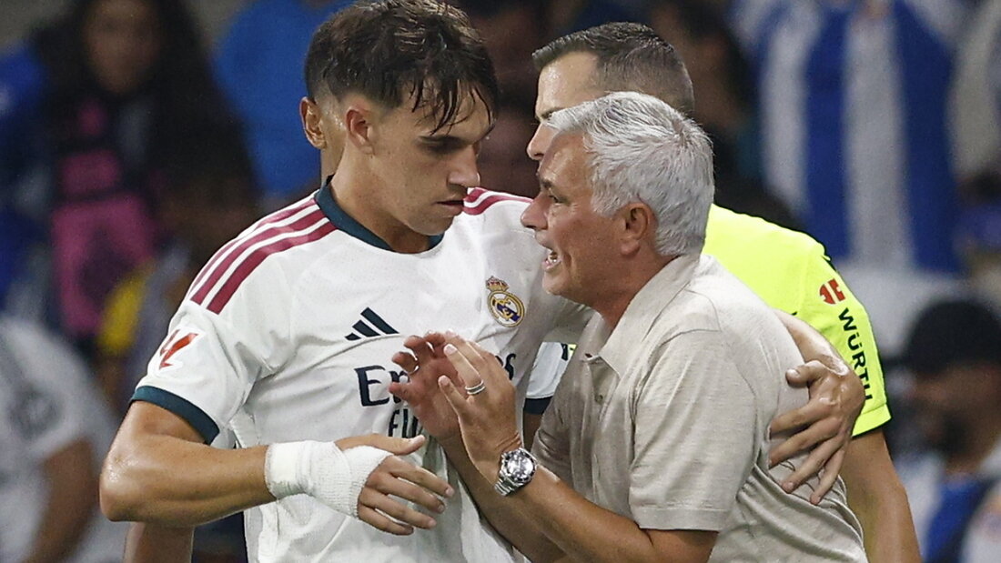 José Mourinho gibt Siegtorschütze Carlos Espi Anweisungen 20260823071550301.jpg