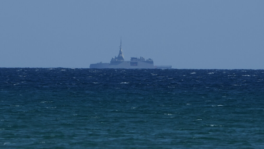 ARCHIV - Die griechische Fregatte Kimon ist vor der Küste von Limassol, Zypern, zu sehen. Foto: Petros Karadjias/AP/dpa 20260826103246746.jpg