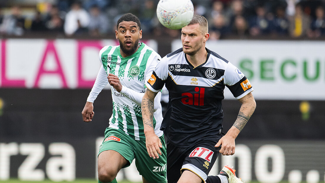 St. Gallens Willem Geubbels im Zweikampf mit Luganos Lukas Mai 20250413164027093.jpg