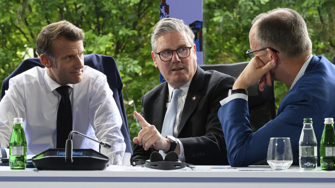 ARCHIV - Frankreichs Präsident Emmanuel Macron (l-r), Großbritanniens Premierminister Keir Starmer und Deutschlands Bundeskanzler Friedrich Merz (CDU) sprechen während des Sicherheitstreffens zur Ukraine auf dem 6. Gipfeltreffen der Europäischen Politischen Gemeinschaft. Foto: Leon Neal/Getty Pool/AP/dpa 20250622191819327.jpg