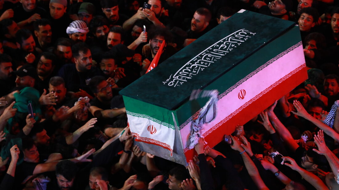 dpatopbilder - Trauernde tragen den Sarg des iranischen Obersten Führers Ajatollah Ali Chamenei während seines Trauerzuges in Karbala. Foto: Ameer Al-Mohammedawi/dpa 20260710002904208.jpg