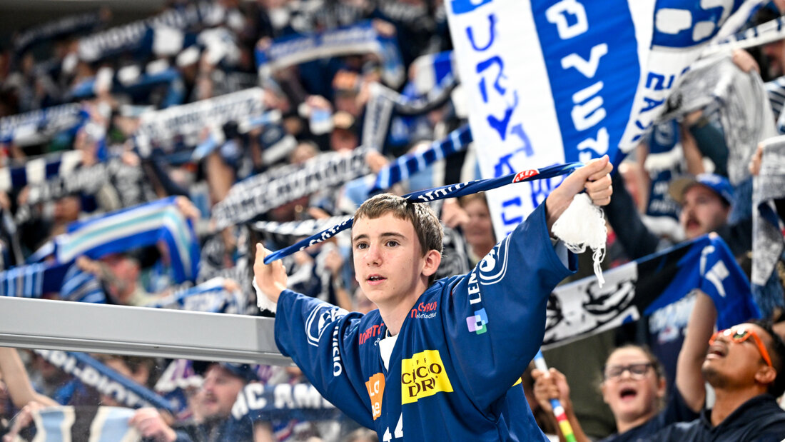 Riesenfreude in Ambri beim Sieg über die Rapperswil-Jona Lakers - schon nach 25 Minuten führte Ambri mit 5:1 20260918223502055.jpg