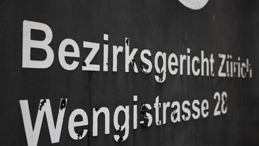 Ein früherer IV-Gutachter wehrte sich am Montag am Bezirksgericht Zürich gegen Betrugsvorwürfe. Sein ehemaliger Chef blieb der Verhandlung fern. (Archivbild) 20251027104034316.jpg