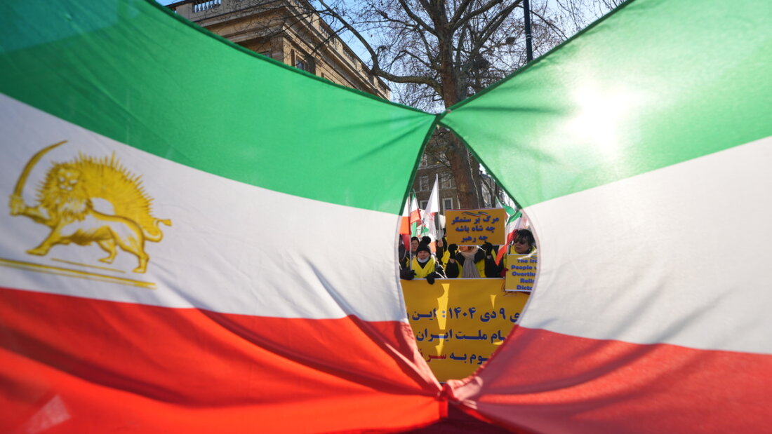 Aktivistinnen drücken ihre Solidarität mit den Protesten im Iran aus. Foto: Yui Mok/PA Wire/dpa 20260106141040063.jpg