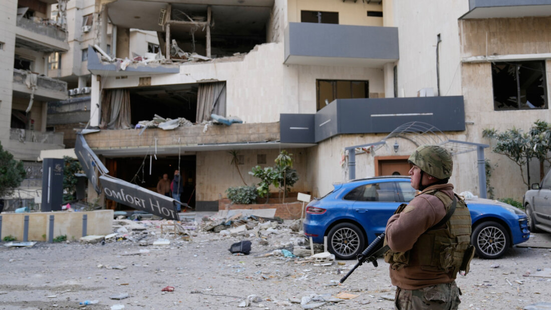 Ein libanesischer Soldat steht vor einem beschädigten Hotel, das von einem israelischen Luftangriff in Hazmieh, östlich von Beirut, Libanon, getroffen wurde. Foto: Hussein Malla/AP/dpa 20260304091534386.jpg