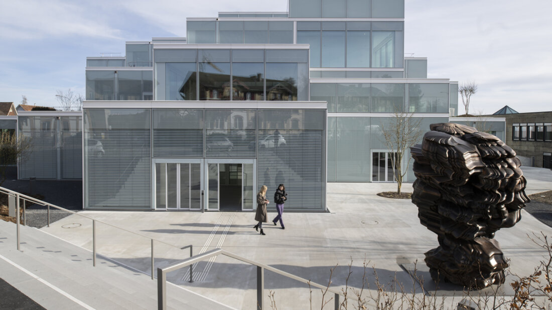 Das Lernzentrum "Square" ist Teil der HSG. Davor befindet sich die von Christen Sveaas gespendete Skulptur "Ourea" des britischen Künstlers Tony Cragg. (Archivbild) 20260512091020572.jpg