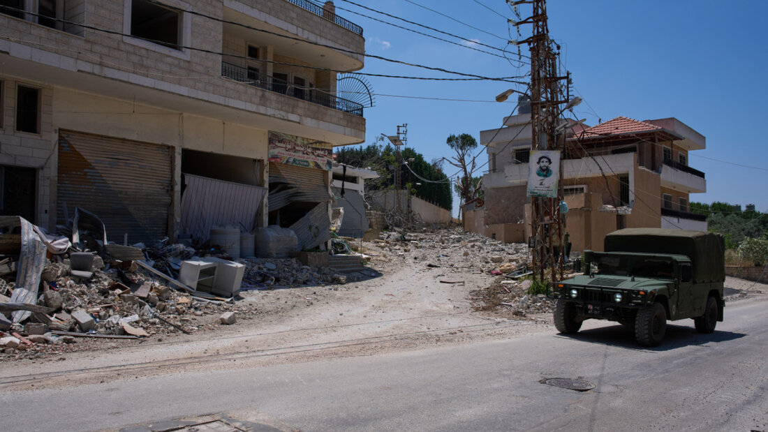 ARCHIV - Ein Fahrzeug der libanesischen Armee fährt an beschädigten Gebäuden im Dorf Dibbine im Südosten des Libanon vorbei. Die israelische Armee hat ihre Angriffe im südlichen Libanon nach dortigen Angaben trotz des verkündeten Rahmenabkommens im Iran-Krieg vorerst fortgesetzt. Foto: Hassan Ammar/AP/dpa/Archivbild 20260615091704943.jpg