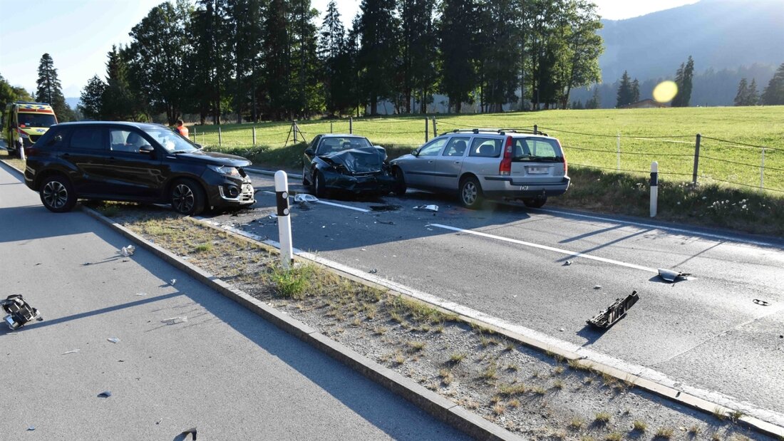 Insgesamt vier Autos krachten am Sonntag in Flims ineinander. 20260713110046051.jpg