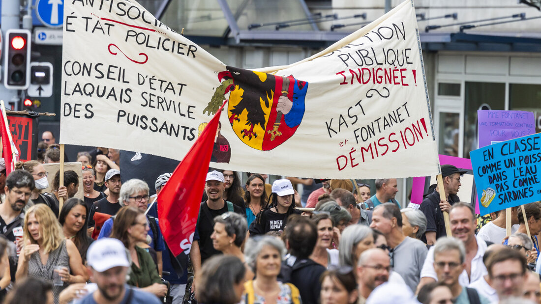 Demonstrierende beim Streik des öffentlichen Dienstes in Genf forderten den Rücktritt der Staatsrätinnen Carole-Anne Kast und Nathalie Fontanet. 20260817210356169.jpg