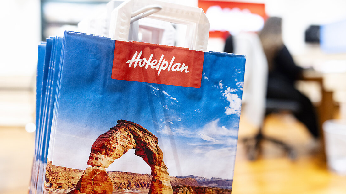 Trotz der laufenden Verkaufsgespräche hat der Reiseanbieter Hotelplan im vergangenen Jahr seine Rekordjagd fortgesetzt. Der Umsatz der Migros-Tochter stieg im Geschäftsjahr 2023/24 (per Ende Oktober) um 3 Prozent auf 1,78 Milliarden Franken. (Archivbild) 20250129083248191.jpg