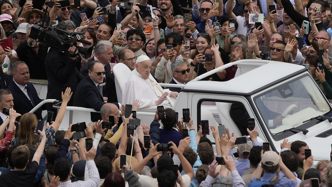 Papst Franziskus fährt in seinem Papamobil an der Menschenmenge auf dem Petersplatz vorbei. Foto: Andrew Medichini/AP/dpa 20250420135531783.jpg