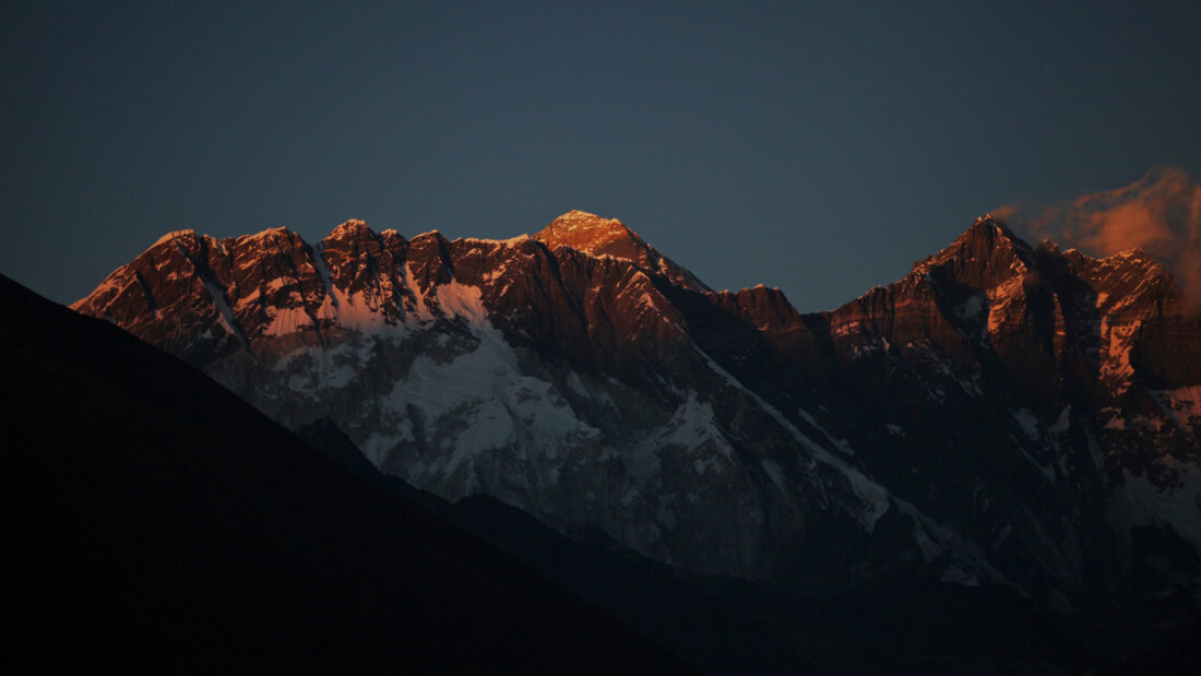 ARCHIV - Blick auf den Mount Everest (M) und auf den Mount Lhotse (r) vom Tengboche (Nepal) aus. Foto: Tashi Sherpa/dpa/Archivbild 20250519174632133.jpg