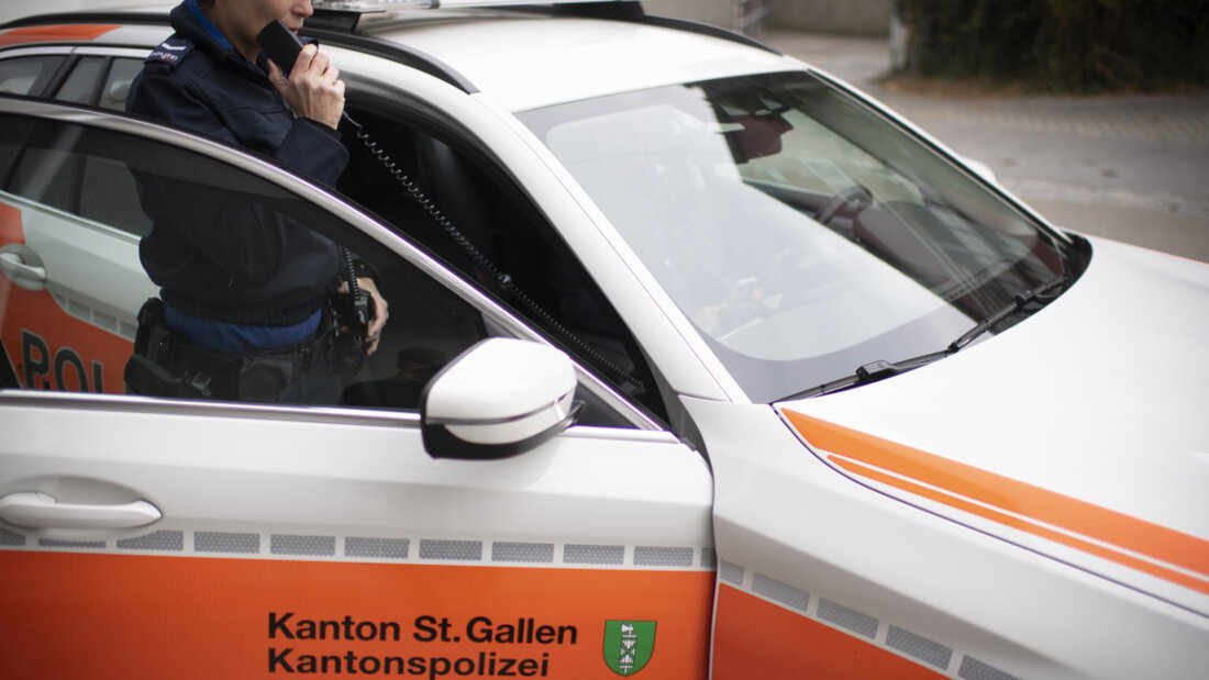 Die Kantonspolizei St. Gallen rückte am Samstagabend zu einem Unfall in die Flumserberge aus. (Symbolbild) 20260125111909474.jpg