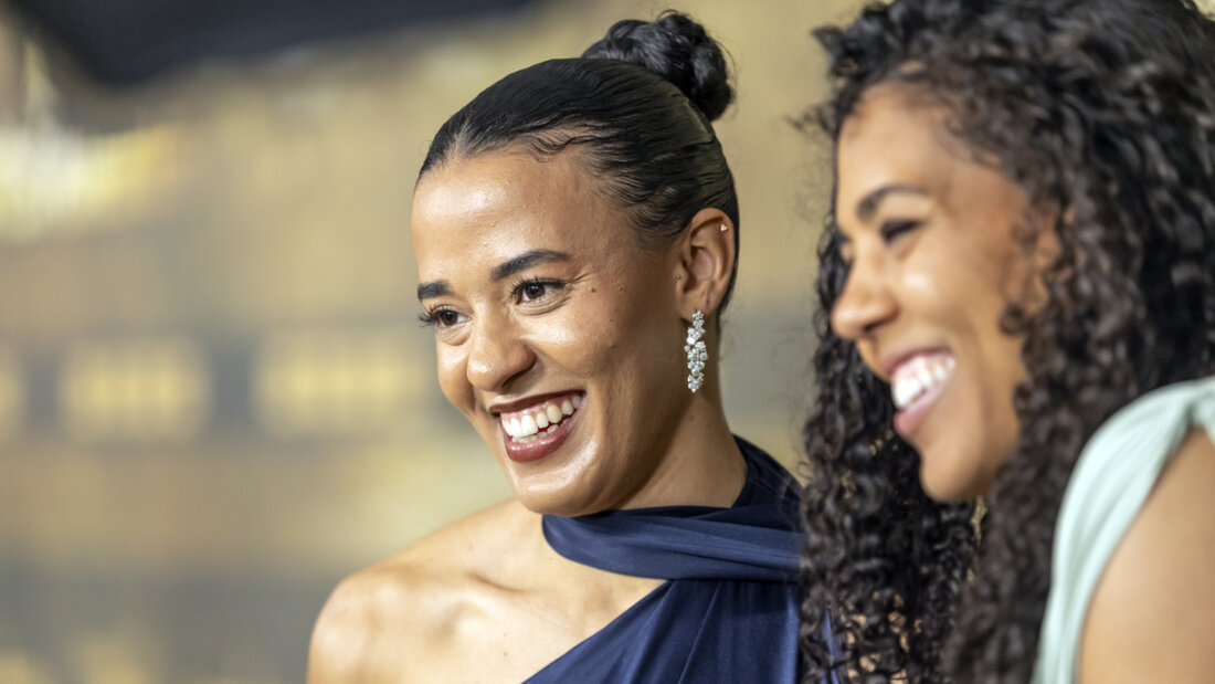 Ditaji Kambundji, die Schweizer Sportlerin des Jahres 2025, und an ihrer Seite die zehn Jahre ältere Schwester Mujinga, 2019 und 2022 ebenfalls Gewinnerin 20260329230448395.jpg