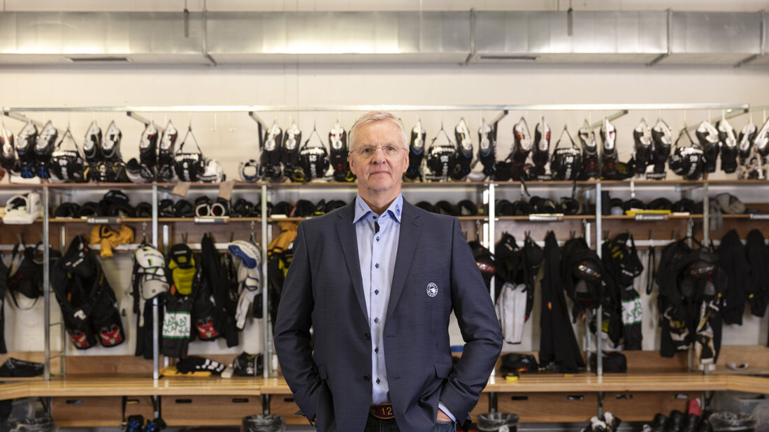 Kari Jalonen (in dieser Aufnahme aus dem Jahr 2019 in der Kabine des SC Bern) tritt als Trainer zurück, weil sein Antrieb verblasst sei, wie er selber sagt 20261020082454113.jpg