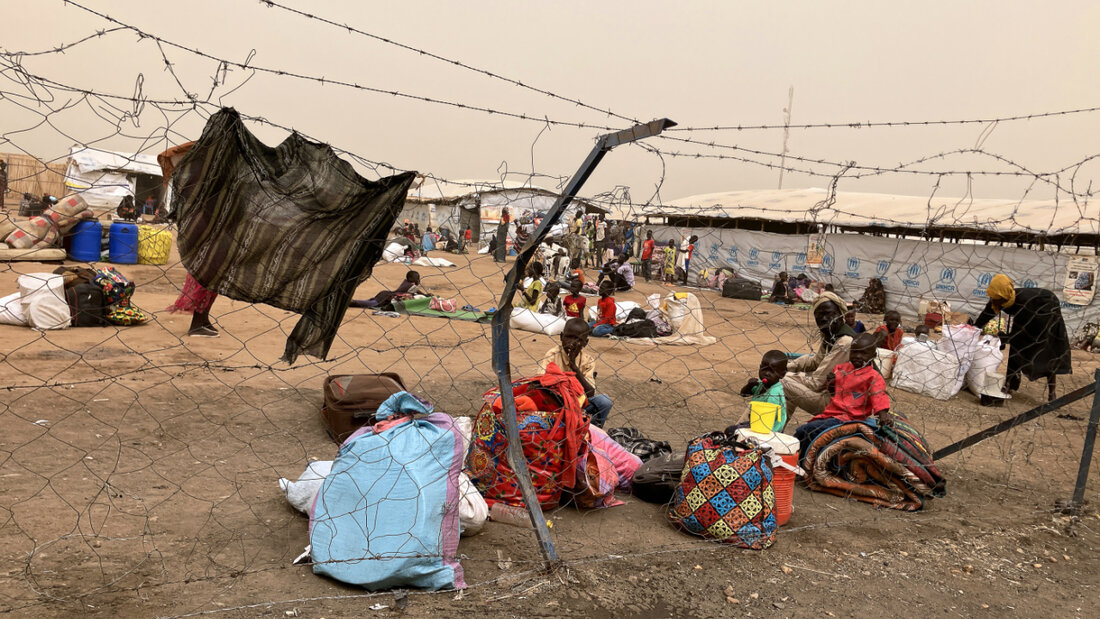 ARCHIV - Flüchtlinge aus dem Sudan warten hinter dem Grenzübergang in den Südsudan auf die Weiterreise (Archivbild). Foto: Eva-Maria Krafczyk/dpa 20251026144516423.jpg