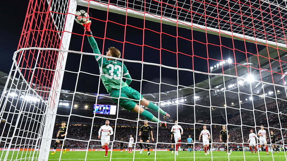 Der Stuttgarter Goalie Alexander Nübel streckt sich beim präzisen Freistoss von Spartas Kaan Kairinen erfolglos 20241001204644462.jpg