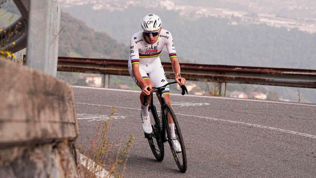 Weltmeister Tadej Pogacar fährt solo dem fünften Sieg in Serie bei der Lombardei-Rundfahrt entgegen 20251011174022346.jpg