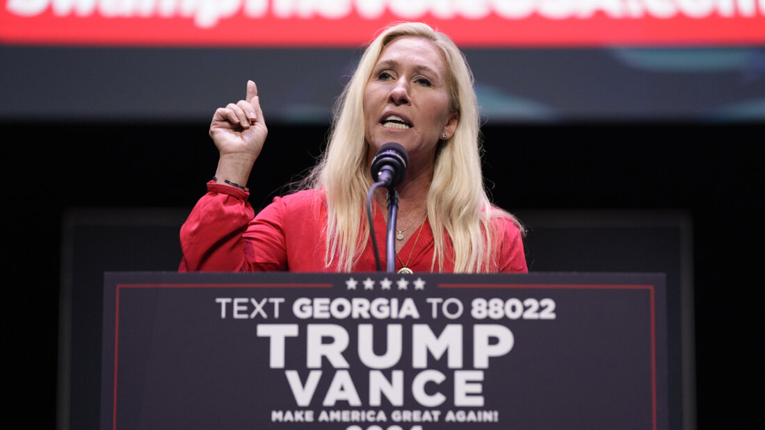 ARCHIV - Die US-Abgeordnete Marjorie Taylor Greene spricht, bevor der republikanische US-Präsidentschaftskandidat und ehemalige US-Präsident Trump eintrifft, um im Johnny Mercer Theatre Civic Center eine Rede zum Thema Steuergesetzgebung und Produktion zu halten. Foto: Evan Vucci/AP/dpa 20251122032016995.jpg