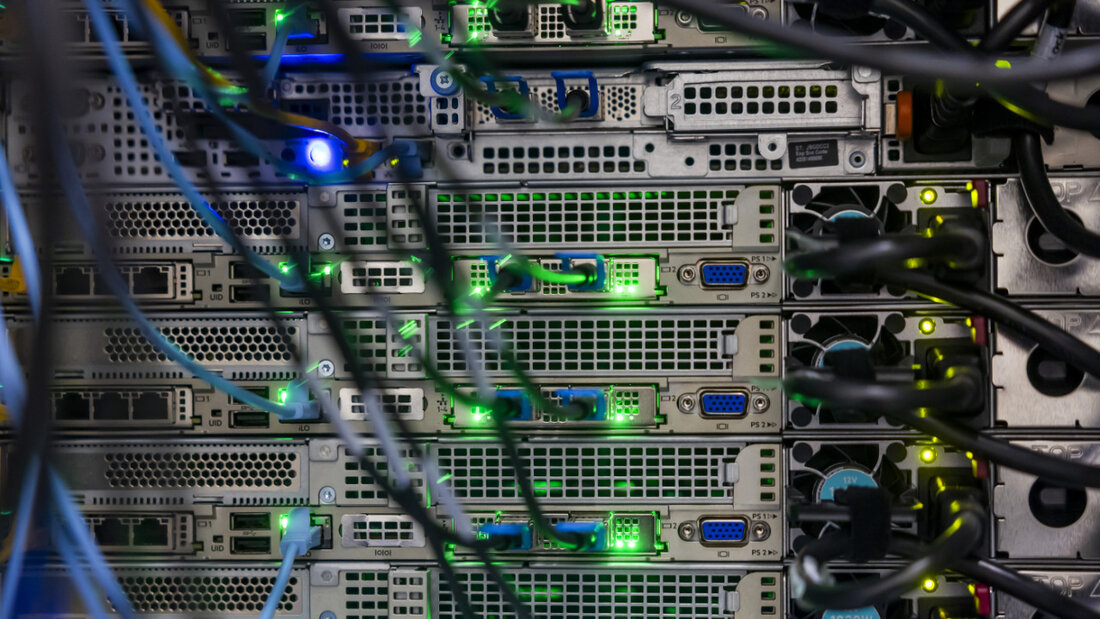 Rechenzentren in der Schweiz könnten laut einer Untersuchung unter anderem durch effizientere Kühlsysteme viel Strom sparen. (Archivbild) 20260228073046257.jpg