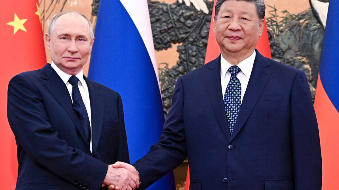 ARCHIV - Der russische Präsident Wladimir Putin (l) und der chinesische Präsident Xi Jinping geben sich vor ihrem Treffen in der Großen Halle des Volkes die Hand. Foto: Sergei Bobylev/Pool Sputnik Kremlin/dpa - ACHTUNG: Nur zur redaktionellen Verwendung und nur mit vollständiger Nennung des vorstehenden Credits 20260515133043207.jpg