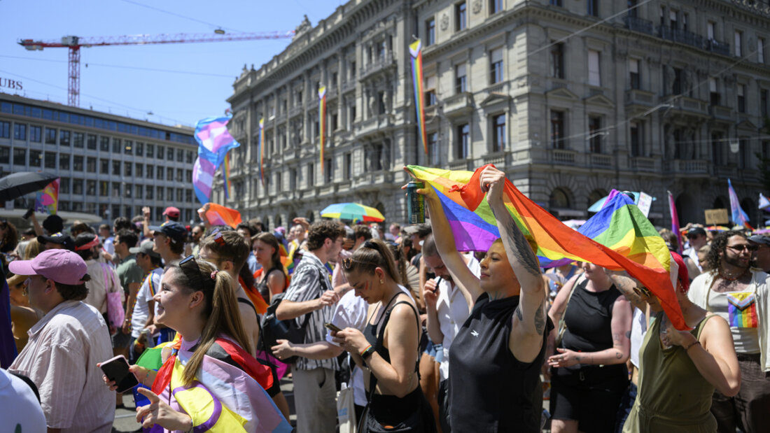 Bunt und laut pulsierte der Demonstrationszug der Zurich Pride über den Paradeplatz in Zürich. 20260620154827008.jpg