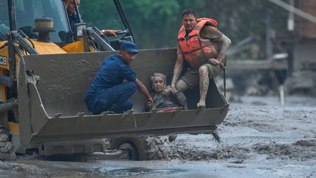 Rettungskräfte setzen am Trishuli-Fluss im nepalesischen Distrikt Nuwakot einen Radlader ein, um ein Opfer einer Sturzflut in Sicherheit zu bringen. Foto: Niranjan Shrestha/AP/dpa 20260826211755041.jpg