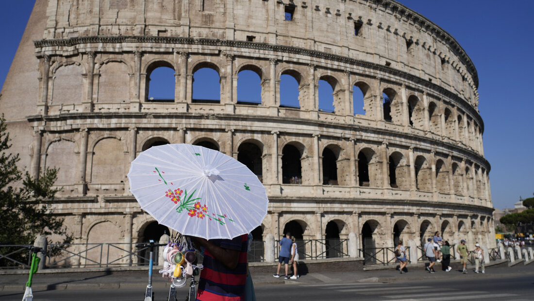 ARCHIV - Ein Mann verkauft Regenschirme vor dem Kolosseum. Foto: Gregorio Borgia/AP/dpa/Archivbild 20260828162023422.jpg