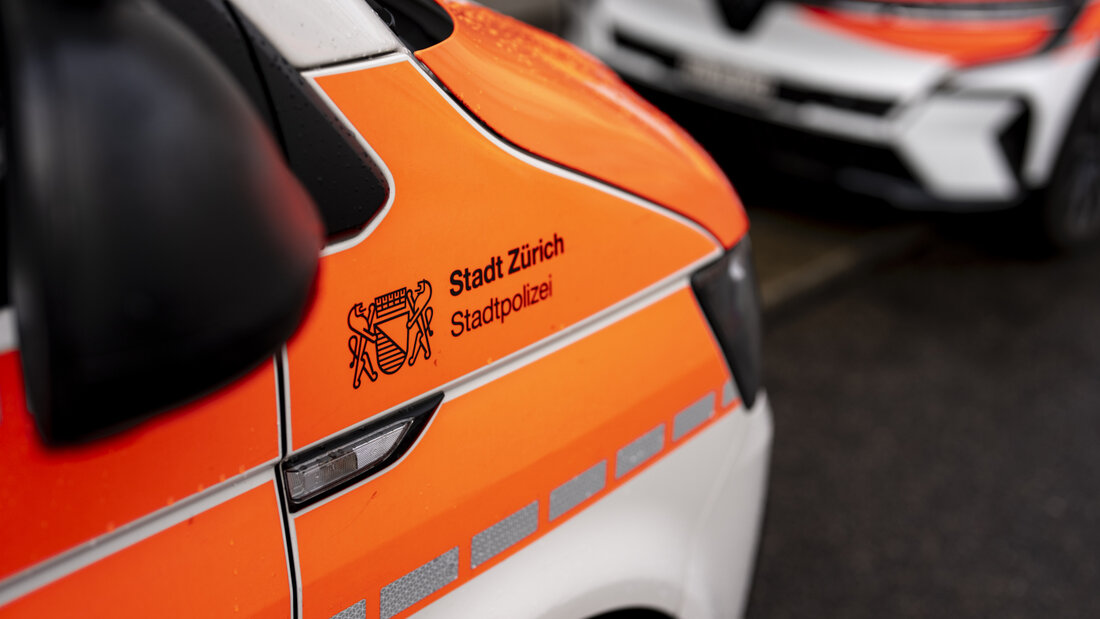 Die Stadtpolizei Zürich ist laut Medienberichten mit einem Grossaufgebot vor Ort. (Symbolbild) 20260828231832658.jpg