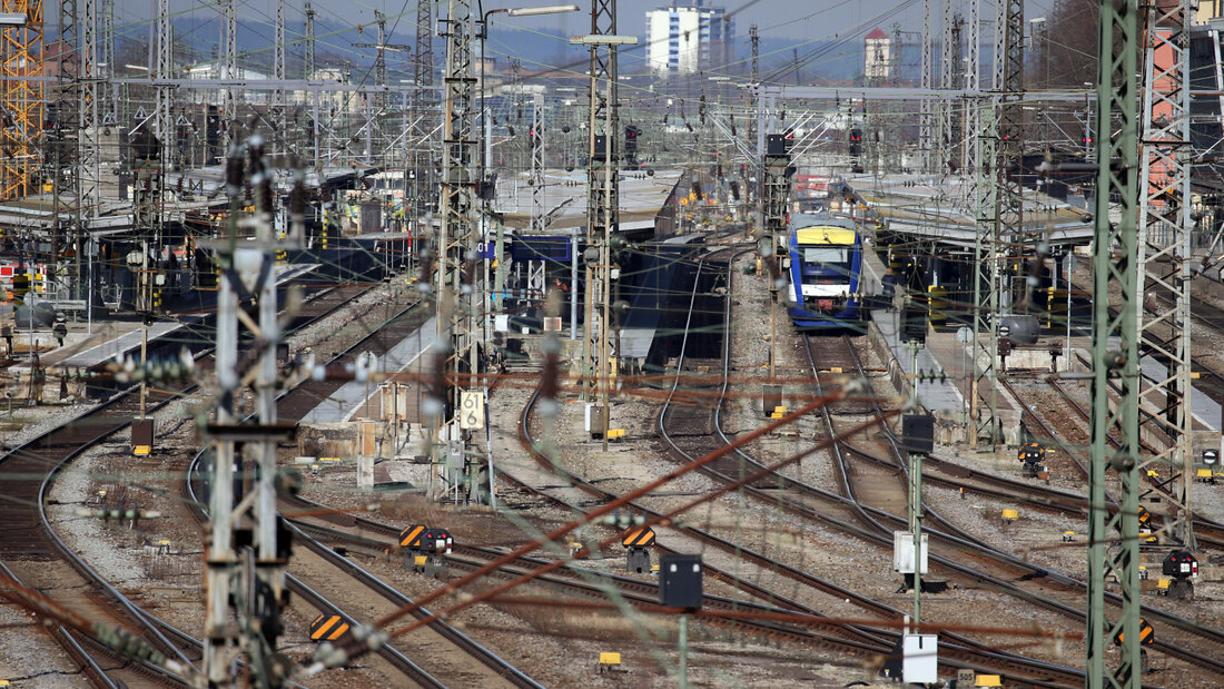 ARCHIV - Ein Nahverkehrszug steht im Augsburger Hauptbahnhof. Foto: Karl-Josef Hildenbrand/dpa/Archivbild 20260902092402110.jpg