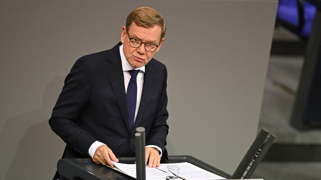 Johann Wadephul (CDU), Außenminister, spricht im Bundestag bei einer Debatte über die Beteiligung bewaffneter deutscher Streitkräfte an der Operation European Union Naval Force ASPIDES (EUNAVFOR ASPIDES). Foto: Michael Brandt/dpa 20261009104935475.jpg