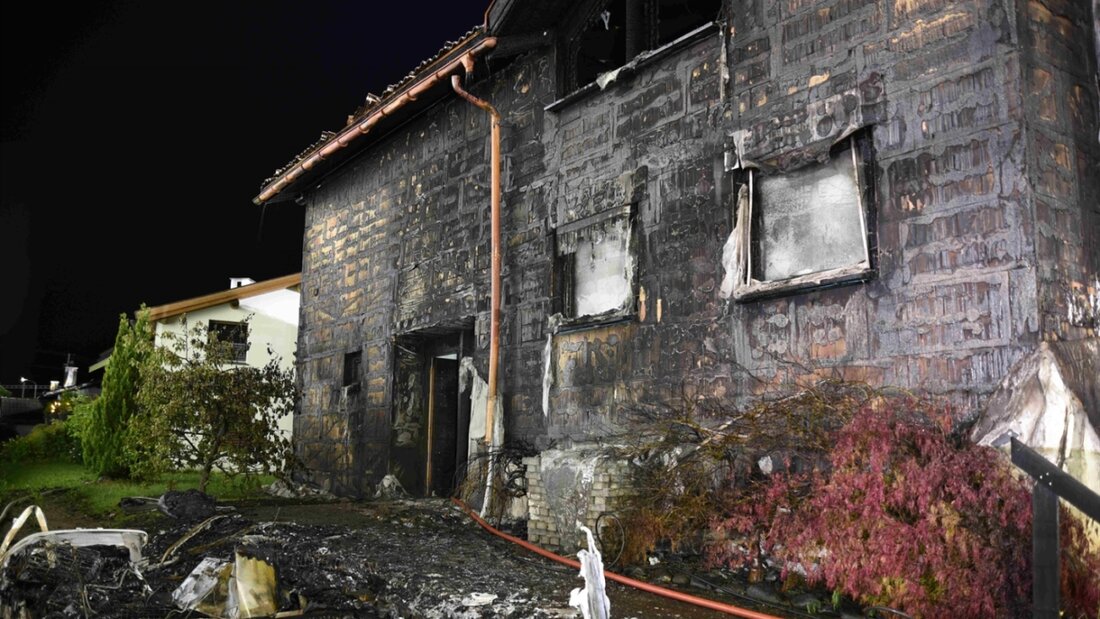 Das Feuer zerstörte den Wohnwagen, und das Haus wurde in Mitleidenschaft gezogen. 20250525145906757.jpg