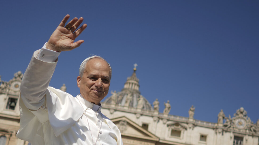 dpatopbilder - Papst Leo XIV. trifft am Pfingstsonntag zur Feier einer Messe zum Jubiläum der neuen religiösen Vereinigungen auf dem Petersplatz im Vatikan ein. Foto: Andrew Medichini/AP/dpa 20250608133219372.jpg