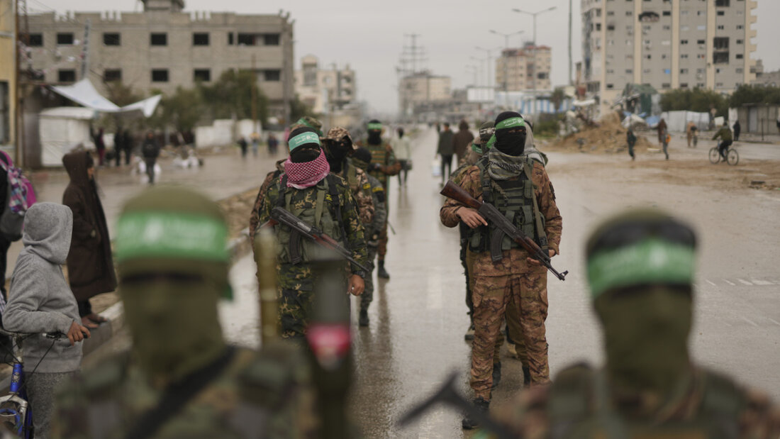ARCHIV - Vermummte und bewaffnete Mitglieder der Terrororganisation Hamas im Gazastreifen während einer früheren Waffenruhe. Foto: Abdel Kareem Hana/AP/dpa 20250704044129627.jpg