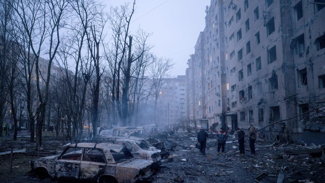 HANDOUT - Beschädigte Autos im Hof eines Wohnviertels nach einem russischen Luftangriff. Foto: Iryna Rybakova/Ukrainian 93rd Mechanized brigade via AP/dpa - ACHTUNG: Nur zur redaktionellen Verwendung und nur mit vollständiger Nennung des vorstehenden Credits 20260526002243312.jpg