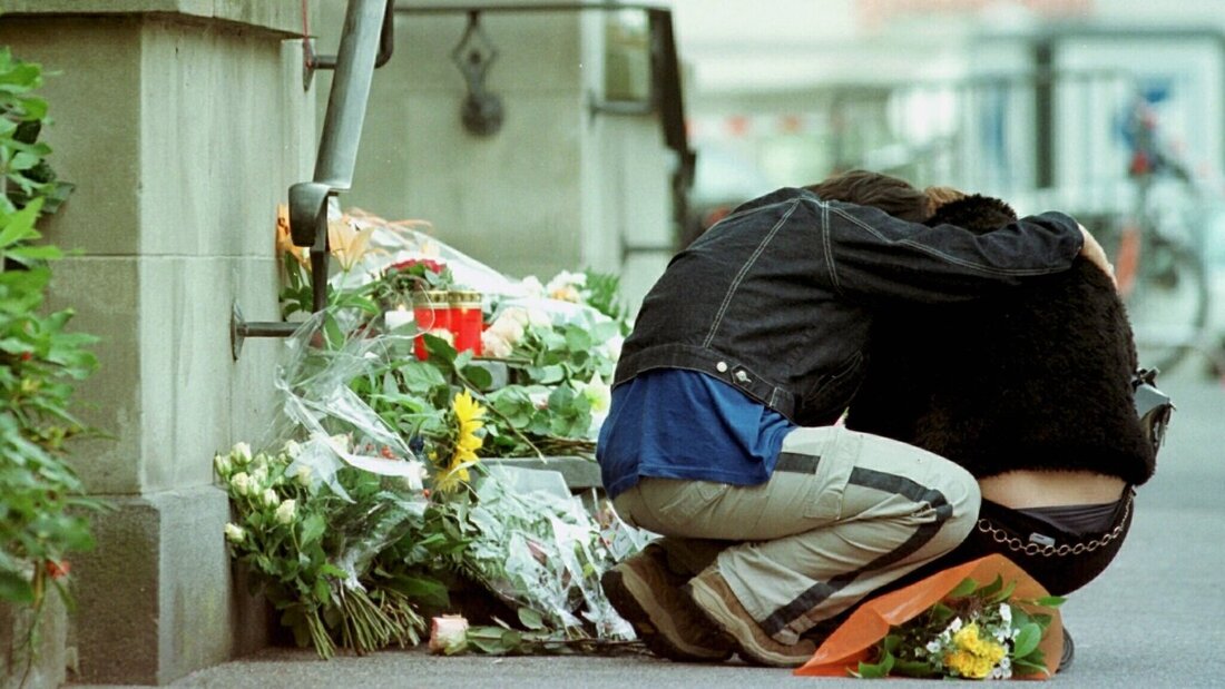 Angehörige von Opfern des Attentats trauern vor dem Parlamentsgebäude in Zug. (Archivbild) 20260920120014530.jpg