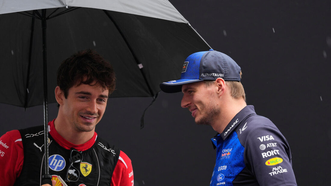 Pole-Setter Max Verstappen (rechts) und Charles Leclerc unterhalten sich im Regen 20261004091848223.jpg