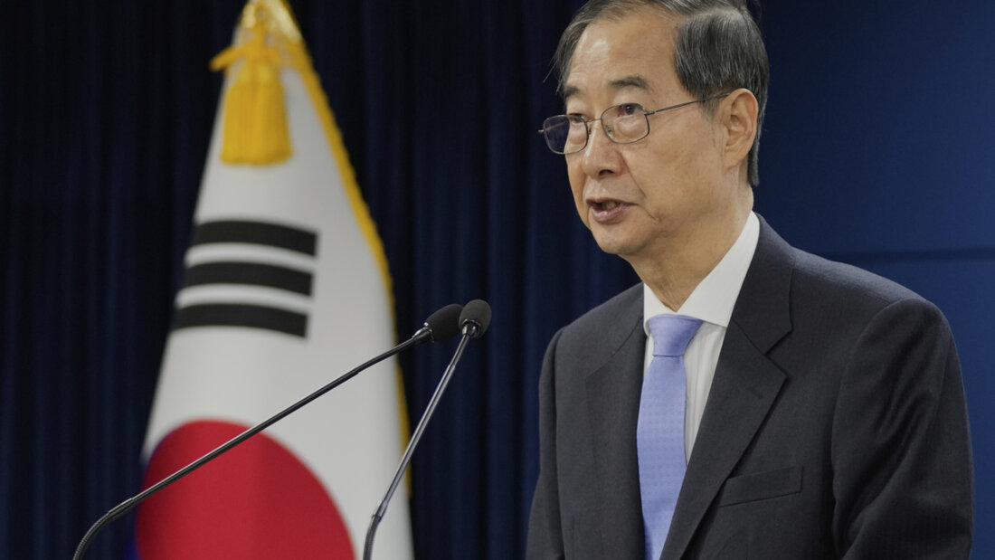 ARCHIV - Han Duck Soo, Premierminister von Südkorea, spricht während eines Briefings im Regierungskomplex in Seoul, Südkorea. Nun hat Han seinen Rücktritt bekanntgegeben. Foto: Ahn Young-joon/AP Pool/dpa/Archivbild 20250501102312808.jpg