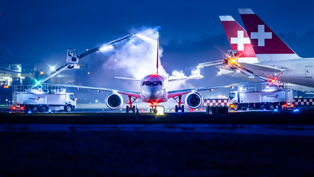 Die Deicing-Teams befreien die Tragflächen der Flugzeuge am Flughafen Zürich von Schnee und Eis. 20260107154115168.jpg