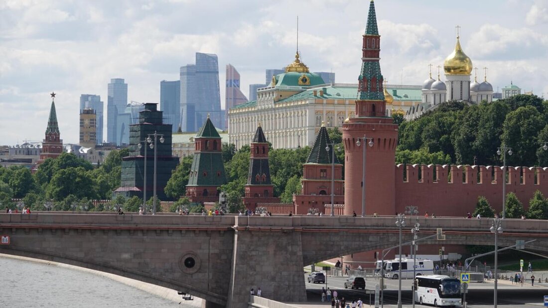 ARCHIV - Von der Moskwa aus sind hinter der Brücke der Kreml und das Hochhaus- und Geschäftsviertel Moskwa City zu sehen. Foto: Ulf Mauder/dpa/Archivbild 20251024083616467.jpg