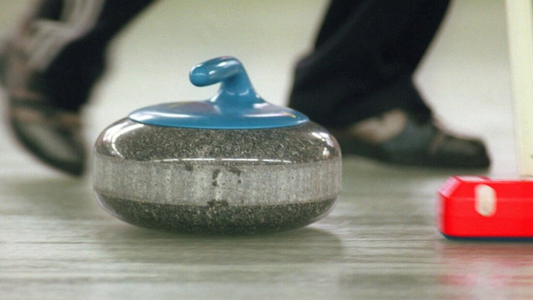 Der Curlingstein gleitet über das Eis 20251125111358566.jpg