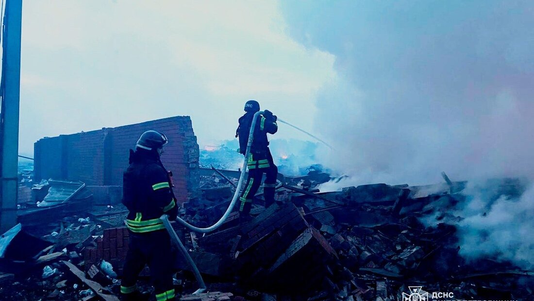 HANDOUT - Auf diesem vom ukrainischen Katastrophenschutz zur Verfügung gestellten Foto löschen Rettungskräfte ein Feuer in einem Wohnhaus, das nach einem Angriff zerstört wurde. Foto: Uncredited/Ukrainian Emergency Service/AP/dpa - ACHTUNG: Nur zur redaktionellen Verwendung im Zusammenhang mit der aktuellen Berichterstattung und nur mit vollständiger Nennung des vorstehenden Credits 20260522164054069.jpg