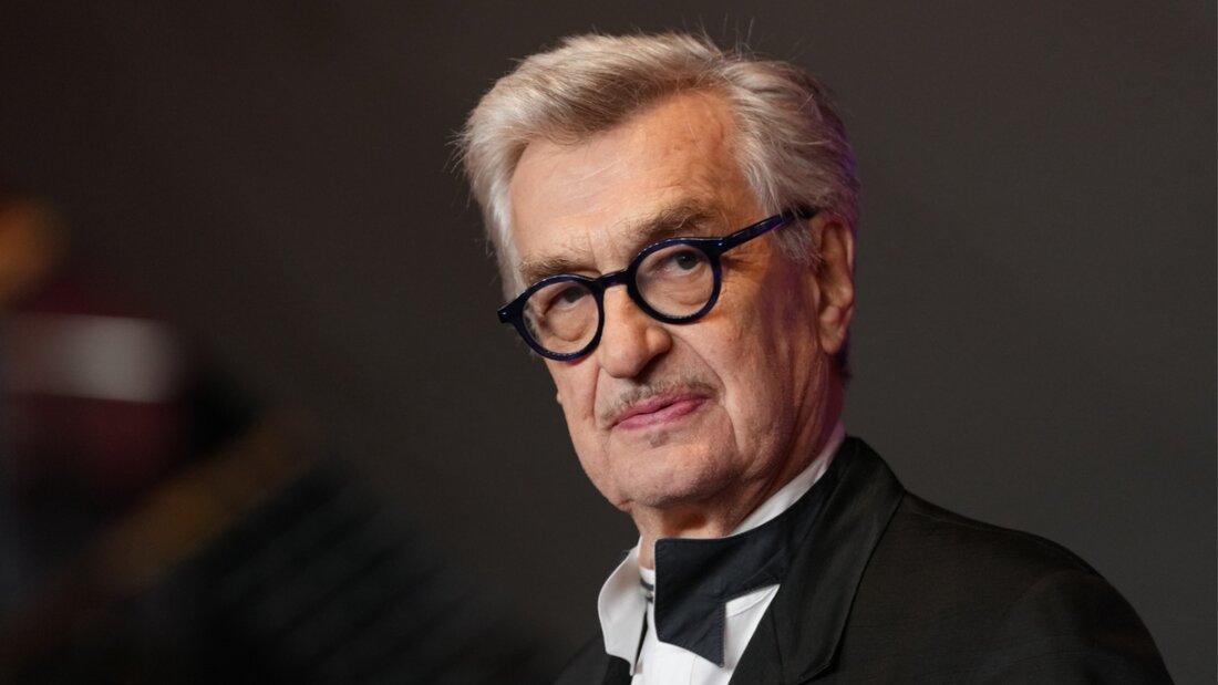 ARCHIV - Wim Wenders steht am Eröffnungsabend der Berlinale auf dem Roten Teppich im Berlinale Palast, wo der Film «No Good Men» Premiere feiert. Foto: Soeren Stache/dpa 20260603155235137.jpg