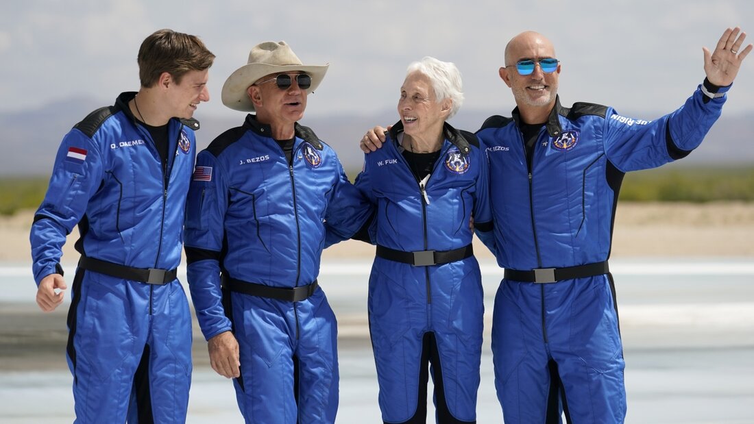 ARCHIV - Oliver Daemen (l-r) aus den Niederlanden, Jeff Bezos, Gründer von Amazon und des Weltraumtourismus-Unternehmens Blue Origin, Wally Funk, ehemalige US-Pilotin, und Mark Bezos, Bruder von Jeff Bezos, stehen nach der Landung für ein Foto zusammen. Foto: Tony Gutierrez/AP/dpa 20260710073611028.jpg