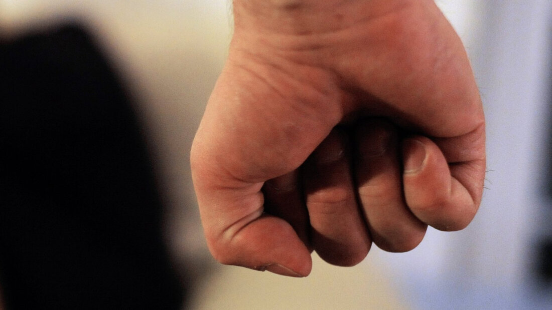 Die Bündner Regierung will häusliche Gewalt mit einem Gesetz angehen. (Symbolbild) 20260811153820822.jpg