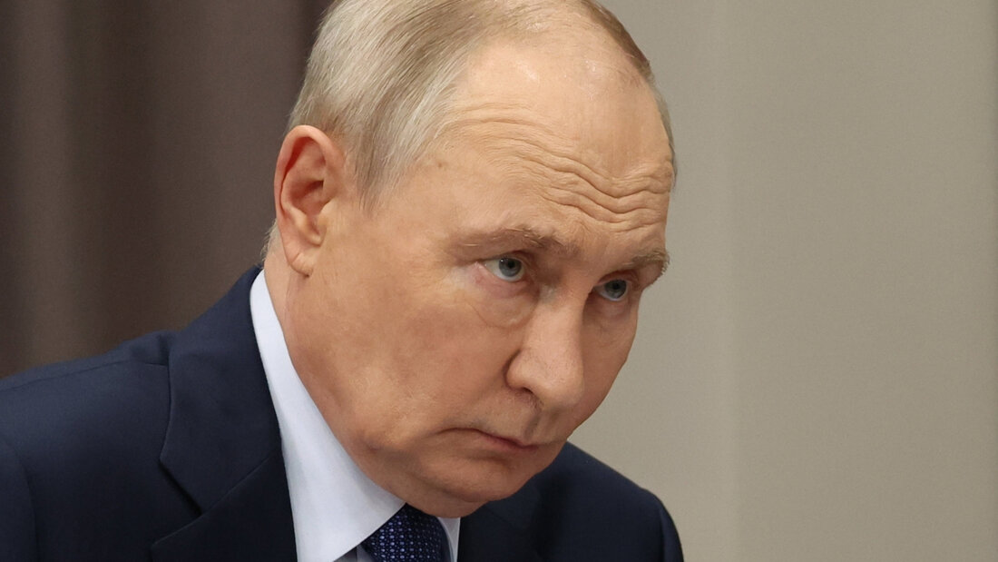 Ihm geht das Geld aus: Der russische Präsident Wladimir Putin. Zur Finanzierung des militärischen Überfalls auf die Ukraine und des sich nun seit viereinhalb Jahren hinziehenden Abnützungskrieges hatte Putin schon die Einkommens- und auch die Mehrwertsteuer erhöhen lassen. (Archivbild) 20260818180336146.jpg
