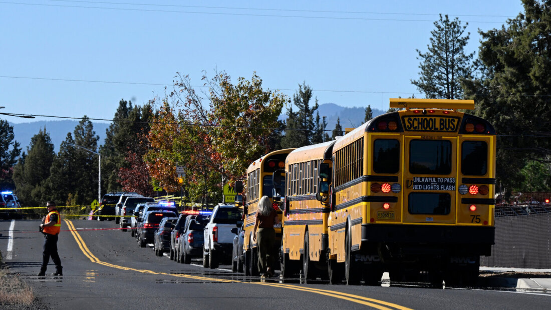 Vor der Silver Rail Elementary School, wo sich eine GEwalttat ereignet hat, stehen Schulbusse in einer Reihe. Foto: Joe Kline/AP/dpa 20261016020054558.jpg