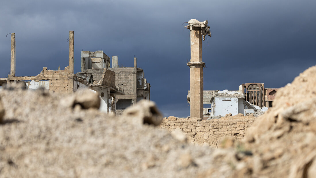 ARCHIV - Blick auf eine zerstörte Moschee im Stadtviertel Dschubar in Damaskus. Die Hoffnung beim Wiederaufbau Syriens richtet sich vor allem auf die Golfländer. Foto: Hannes P Albert/dpa 20250726172227017.jpg